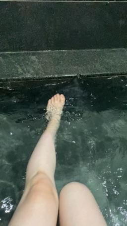 camilla_ : 猜猜這雙腿要放在哪裡比較合適?