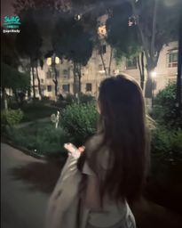 aprillady : 我像一團游離在世間的混沌,情緒的潮汐毫無徵兆地漲落。熾熱時,如同噴薄的岩漿,恨不得將滿心熱忱傾灑而出;冷寂時,又似寒夜的孤星,拒人於千里之外。我深知,這般毫無規律的起伏,就像帶刺的荊棘,不經意間便會划傷那些靠近的人。
可我的靈魂深處,始終藏著一抹純粹的善良,那是我最後的堅守。在無數個寂靜的夜晚,我獨自審視自己,終於明白,或許只有遠離人群,在孤獨中自我沈澱,才能避免傷害他人,也守住內心的那片純淨。