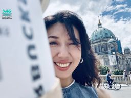 mimi_333 : 時光飛逝的在這裡的4百多天
雖然我出現的次數加總起來可能是1/5😂
很多意想不到的時刻
如同上個月幫我實現夢想
從平台的比賽出線
加碼增額時我成了幸運兒中的幸運兒
參與了真正時裝週的走秀
謝謝幫我打比賽的每一個你們
將我的願望放在心上
自詡一輩子的歐美名模,你們幫我實現了
直播時,偶爾被不禮貌的人影響
下播後依舊能收到願意說出口的鼓勵我、肯定我、支持我
每幾個月還有不同時期的米堡再次出現給我驚喜
每一次出現,都有人準時迎接我
每一場下播,都有人願意跟我說晚安
(對,一個莫名的感動時刻)
可能覺得今天靈感匱乏、覺得自己表現不好,雖然我依舊讓沈浸其中,偶爾不小心被沒自信的自己偷襲
但是你們滿滿的支持,好感動呀嗚嗚😭
感謝在榜上留名的你們
謝謝你們覺得我值得
真心對待每一場表演與直播
和你們真心對待我和支持我
很美好🤍