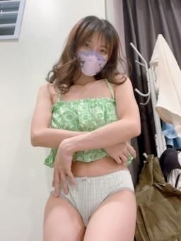  : Take off clothes and expose breasts
#脫衣 #露點 #露奶 #貧乳 #乳頭 #奶頭