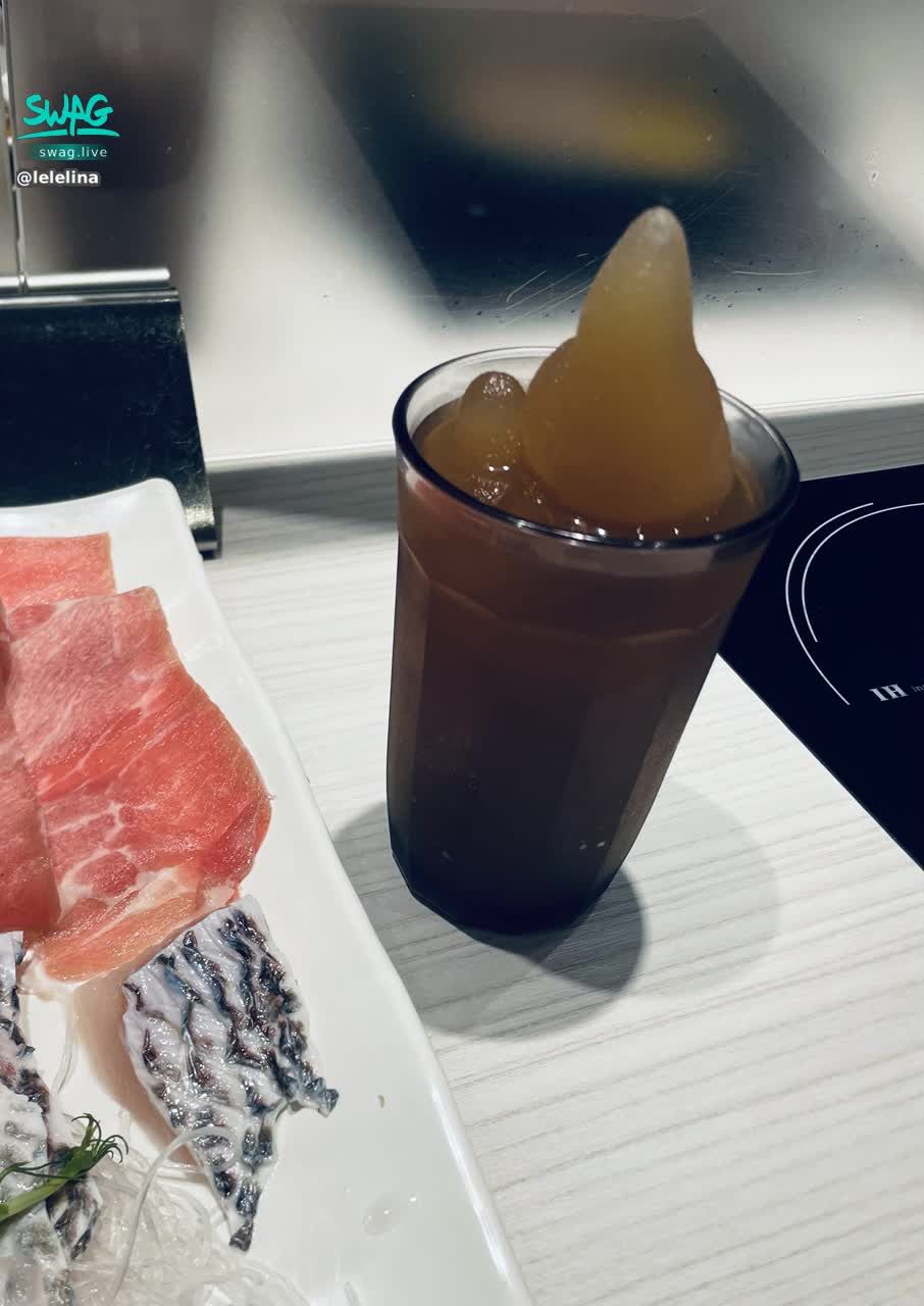  : When you feel suddenly depressed
Just eat what you want
See what you want to see
Do what you want to do... No one can resist the temptation of delicious food + the enjoyment of watching movies 😎
#樂樂 #吃飯