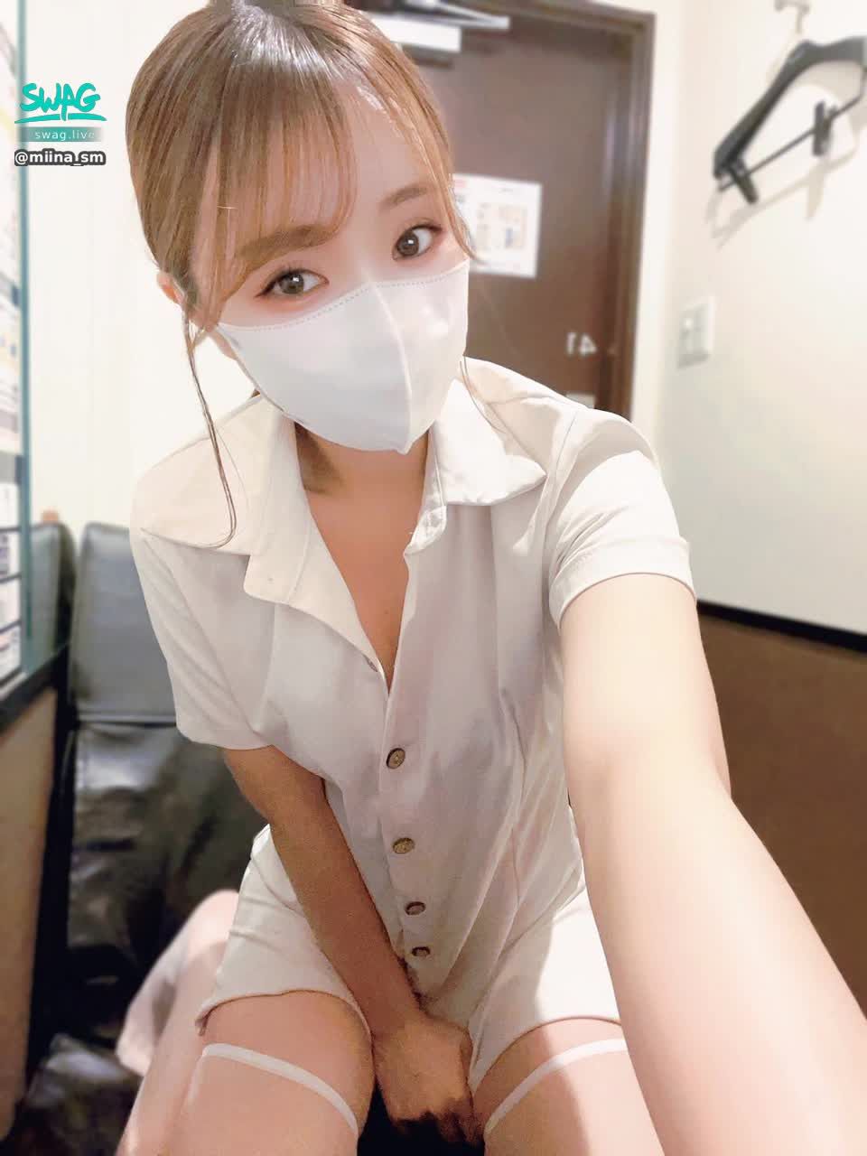 miina_sm : 「ナース服?」ってすごい聞かれたけど私服ですw
これでネカフェに来ました😉
#ナース服 #ネカフェ
有人问我是不是穿护士服,其实是我自己的衣服哈哈。我穿着这身衣服来网吧了😉
#护士制服 #网吧