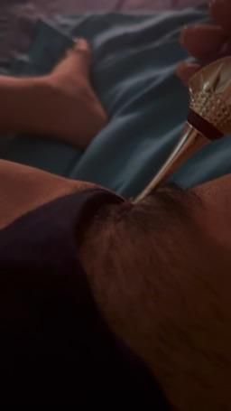 zorazoraxx : 趁砲友在廁所 偷玩秒潮