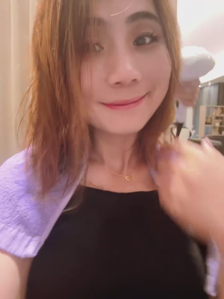 : Blowing hair is really tiring... Looking for someone willing to blow dry Meilu's hair 😈 Message me! #日常 #生活 #私訊 #露臉 #sexy #性感 #露臉 #可愛 #素人
