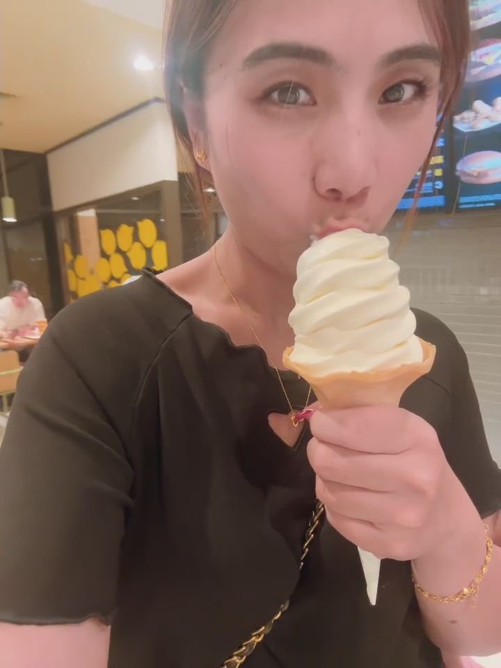  : I'd rather lick other places than ice cream. 👅 Want to know where it is? #性感 #生活 #日常 #sexy #露臉 #可愛 #素人