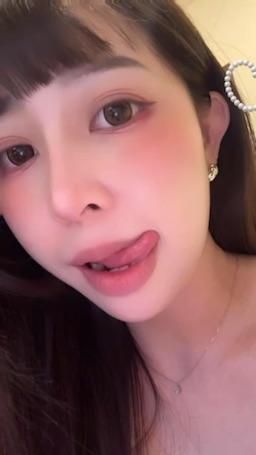 amber_eoe : 舌頭舔嘴邊肉