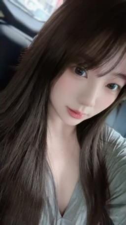 lori_ling : 第一次看我直播，想跟我一一但是又怕花了钱我会放不开的哥哥请放心，一一里我都会尽量满足你提的要求，会很听话~不会浪费你的时间，喜欢我的可以试试哦~     
我有很多不懂的地方你可以直接讲我会立马改正 ，我会尽力满足刷钻哥哥们的要求希望哥哥们多多支持我