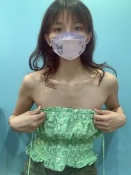  : Secretly showing breasts while family members are not paying attention
#露點 #貧乳 #奶頭 #乳頭 #露奶