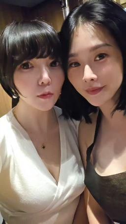 loveevelyn : 要跟大奶閨蜜吃燒肉,怕噴油,所以只好......只穿這樣🙈