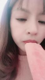 lovemeredith : Do you think I’m good at licking peach pomegranate popsicles? Do you want to take it out and let me lick it?