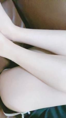 love.dodo_ : 客廳追劇❣️拍個腿❣️