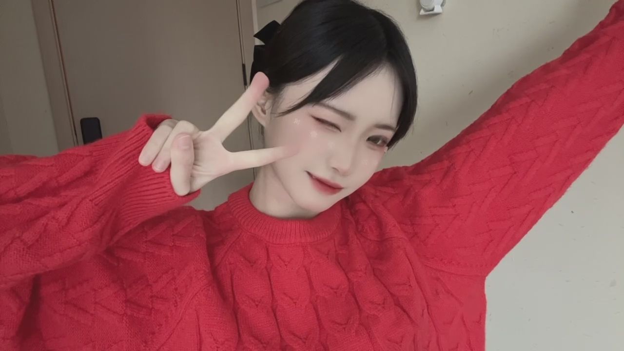 cindyy. : 哈囉哥哥們~今晚我會開播呦🌸
8/18(一)等等晚上10點開🥰
表演可以表演什麼?給我一點意見哈哈 
#露臉 #新人 #素人 #可愛 #甜美 #sexy #性感 #生活