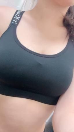 callie_ : 運動完流汗到嘴邊都會偷舔
（什麼怪癖🤣）
但身上的汗舔不到😗