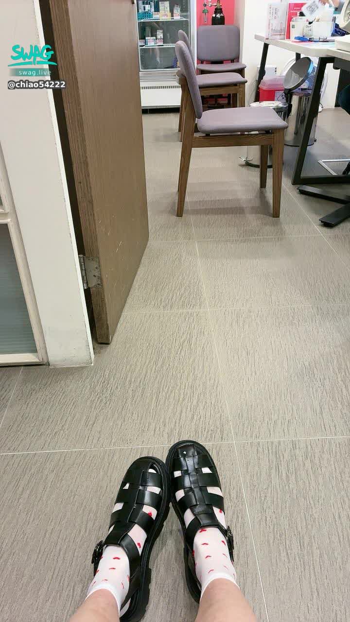 chiao54222 : 各位抱歉我會延遲開播時間！💥我在看醫生ಥ_ಥ 沒想到等這麼久…請各位等等偶～～～～