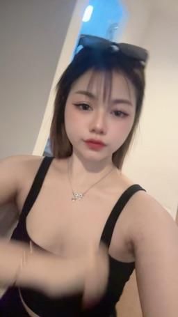 miiniie : The girl looks sweet but sexy.