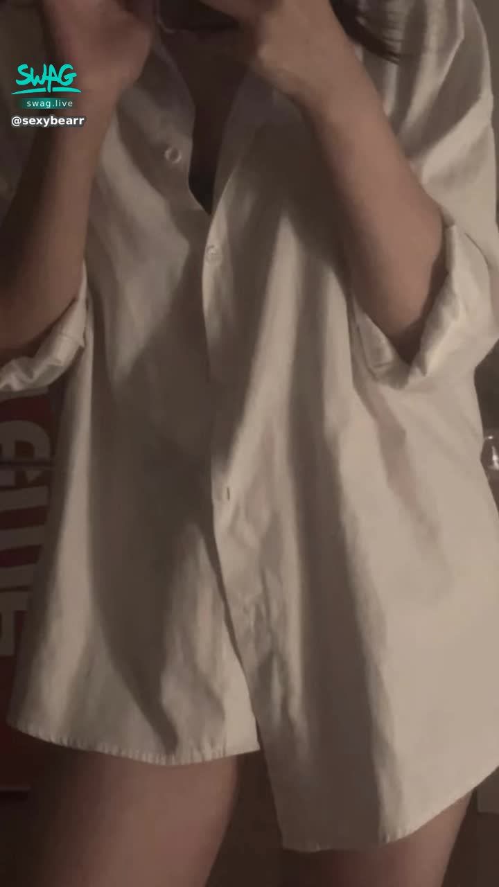 sexybearr : 穿襯衫很涼爽🤍 🎁3顆紫黑鑽🉐隱藏版片片 限時優惠‼️‼️要💎不要片>\\< 交給Babe們了‼️