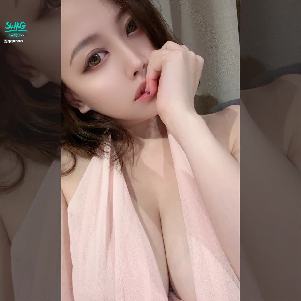 qqxoxo : 8/21（四）23：30 性感睡衣日🔥

50w 誘惑女上搖🌶️

#主題直播 #巨乳 #QQ #G奶