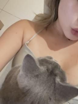 lovelyamber : 她躺的位置你要不要也躺躺？❤️😉
