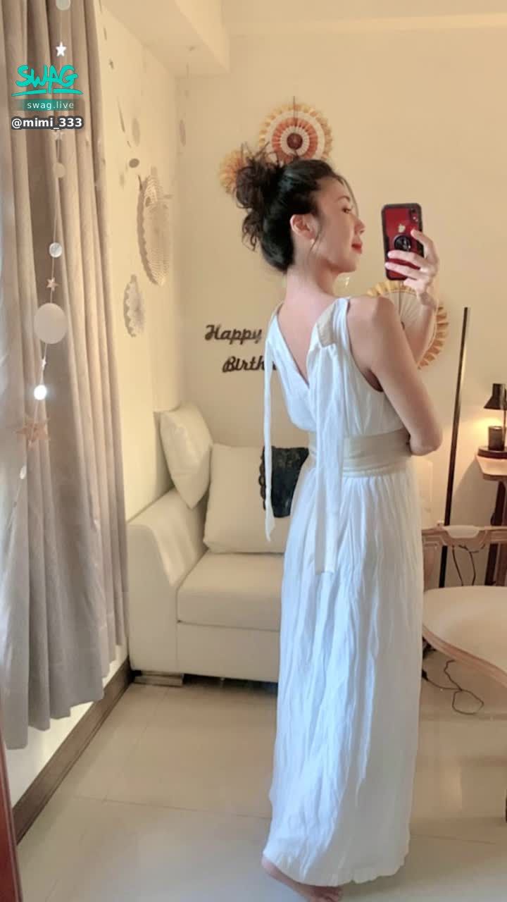 mimi_333 : 我想說說
能有你們陪我一起過生日
我感受有多幸運和感動🤍


八月生的孩子，在台灣的教育體制上，是暑假的第二個月

我腦中會記得班上大多數同學的生日，在生日當天我也都會親口給他們祝福，好朋友還會送上卡片

後面的故事我想大家就猜到了，因為我生日在暑假，小時候的那個我的生日，總是感受像空氣一樣，沒有人給我感受，像是被遺忘了一樣

也就習慣了特立獨行了（？
當上班族時也因為小時候的經驗，也就習慣生日就是當正常日子上班、追業績，對生日的感受就是「一年中的一天」而已
-
今年是我在這裡的第二年
但是我第一次在線上跨過生日那日
真心好感動呀🥹（鼻頭一酸

真的謝謝你們陪我、給我滿滿的儀式感
雖然是我把自己打扮的很有儀式感
你們也都不吝嗇的給我生日祝福

嗚嗚 
今天下播前真的差幾秒落淚了
太感動了🥹
謝謝你
謝謝你們
謝謝米納桑
謝謝眾愛卿

謝謝你給了我難忘的生日感受🤍
（我先去感動一下了🥺🥺🥺