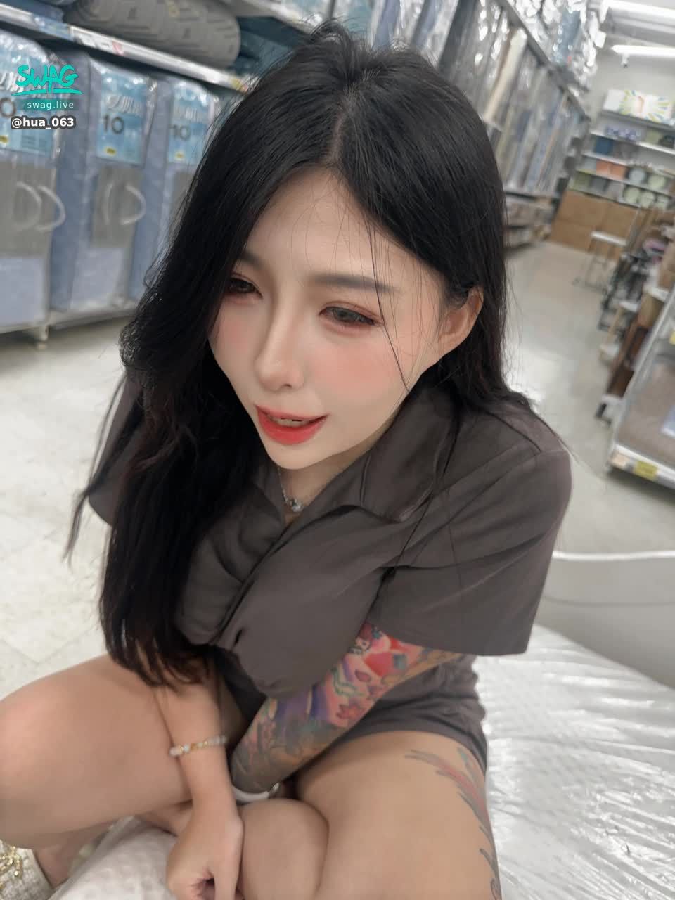hua_063 : 今天在賣場直播很開心❤️謝謝各位寶寶們！還有來捕捉我的三位粉絲！猜猜 我明天會在哪裡呢？😆記得鎖定～花花不定時快閃直播