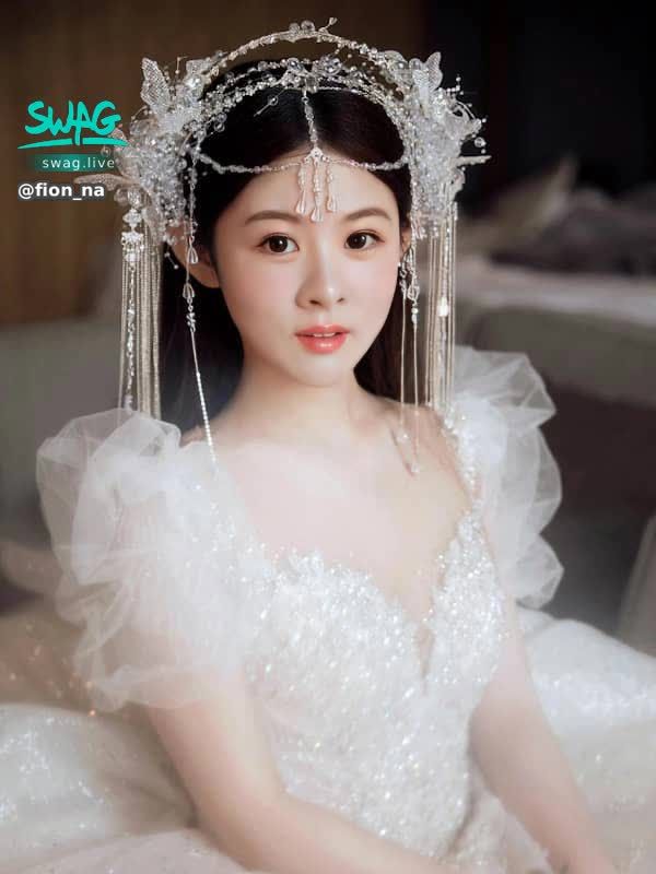 fion_na : 試穿婚紗的樣子，還沒男朋友呢，哈哈哈Babe