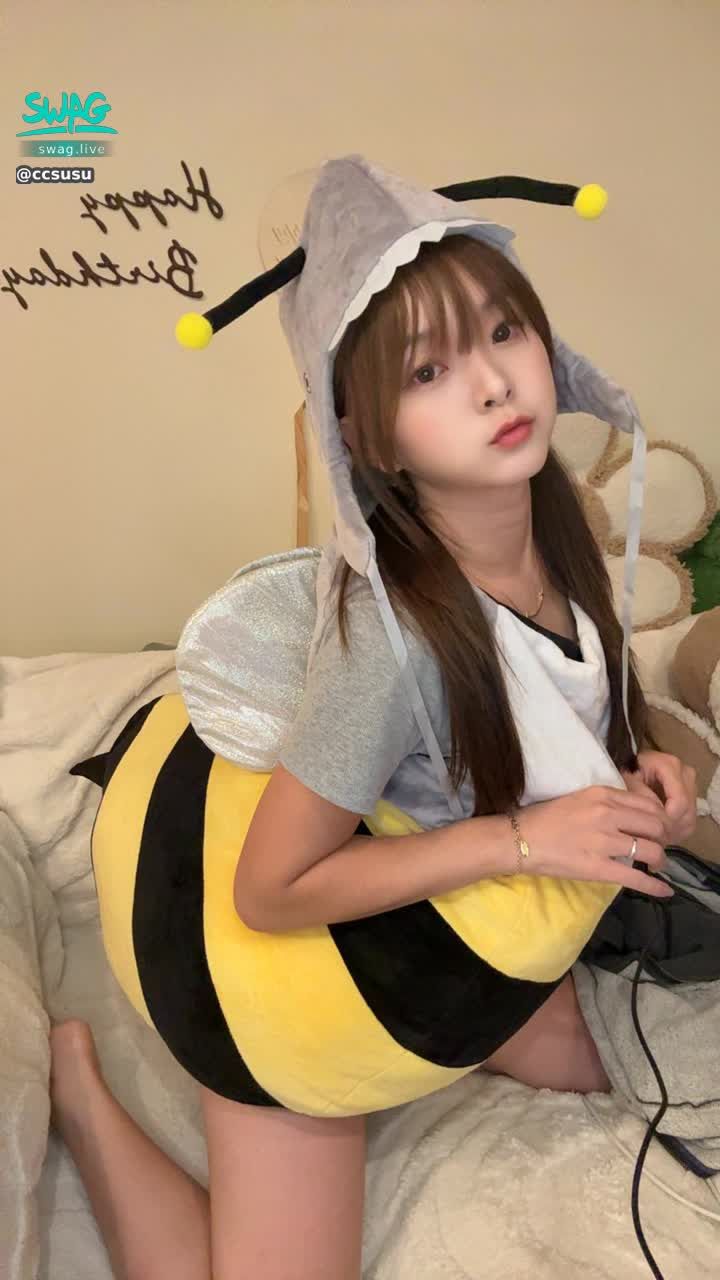ccsusu : 23：00 小酥蜂上線叮你囉🤪🐝

比賽進行中♥️ 一人一顆沙灘球幫酥酥比賽加油🤍🤍🤍