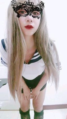 youyouzin : Lift my skirt.