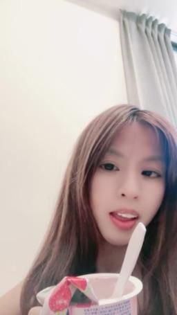 lovemeredith : 吃優格皮膚會滑嫩，你想摸我嗎？