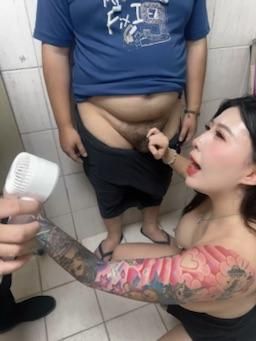 hua_063 : 嘻嘻😜深夜粉絲福利！在外面被捕獲！直接帶去公廁玩