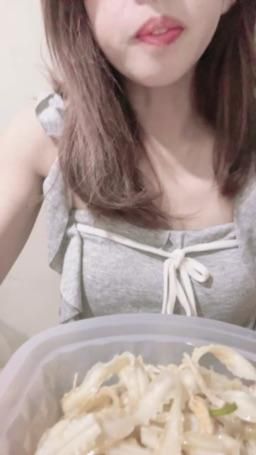 lovemeredith : 我的晚餐吃雞絲刀削麵，打7折才會買，你晚餐吃什麼，要不要跟我一起吃