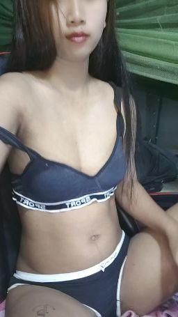 modelll : “I wore something cute underneath… wanna guess the color?”

中文：我里面穿了可爱的内衣哦…要不要猜猜看是什么颜色？