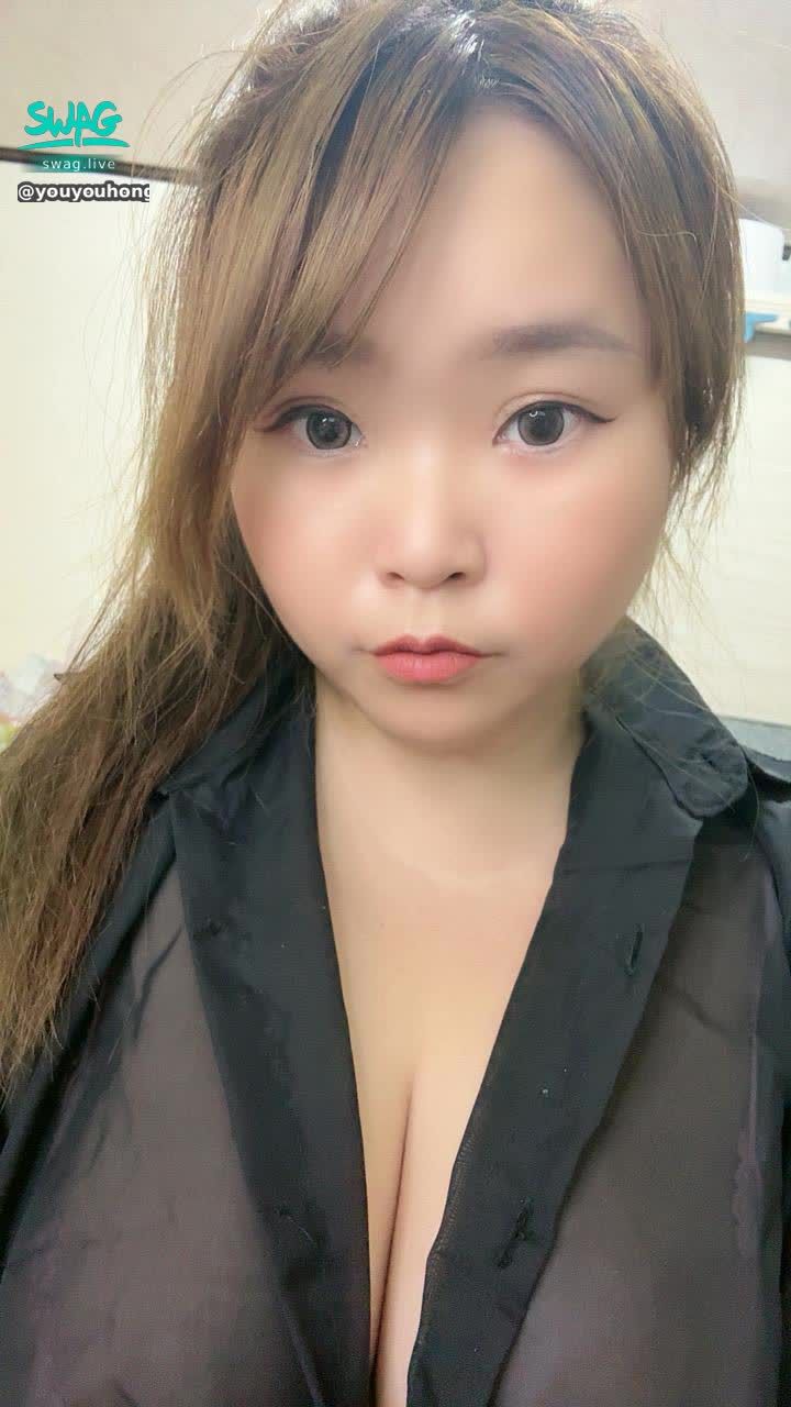 youyouhong : Babe若隱若現的衣服你想看更多嗎😛