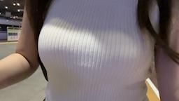 lucypussy : 给别人看到胸部晃动的感觉会流好多水水💦 有点想在车厢里漏出