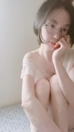 lynnbae : 睫毛蕾絲 與 微微透視屁屁 的心型網紗相融🫶🏻
#露臉 #翹屁股