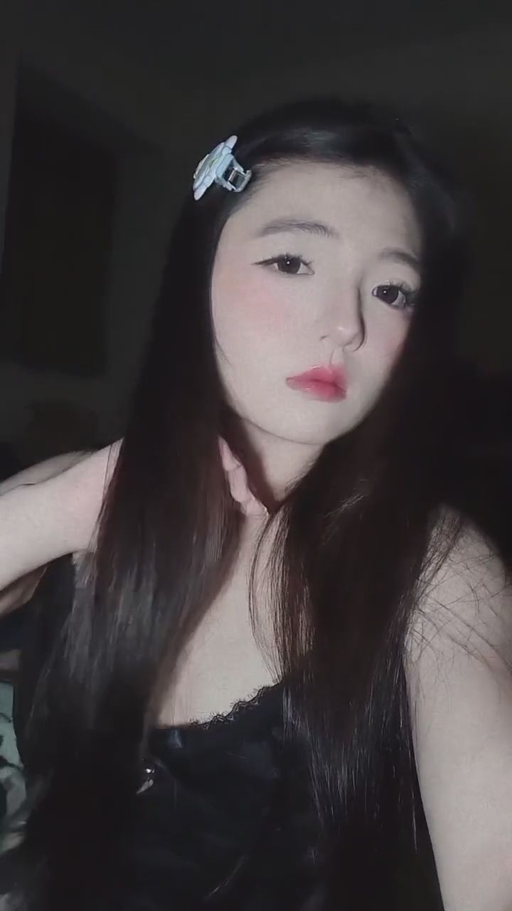 qqw_070 : 第一次開播有人說我包太緊😂那你們希望我穿怎樣👀私訊給我點意見🥰 #新人 #露臉 #sexy #性感 #生活 #大奶🔥#巨乳 #素人