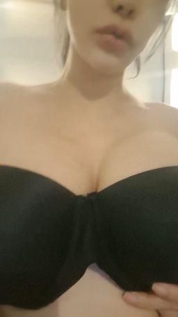 dirtymommy : Taking off my bra to show boobs