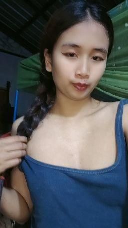 modelll : Stop teasing me… or I’ll sit on your lap and not move.”

中文：再逗我…我就坐你腿上不起来了哦。
ไทย