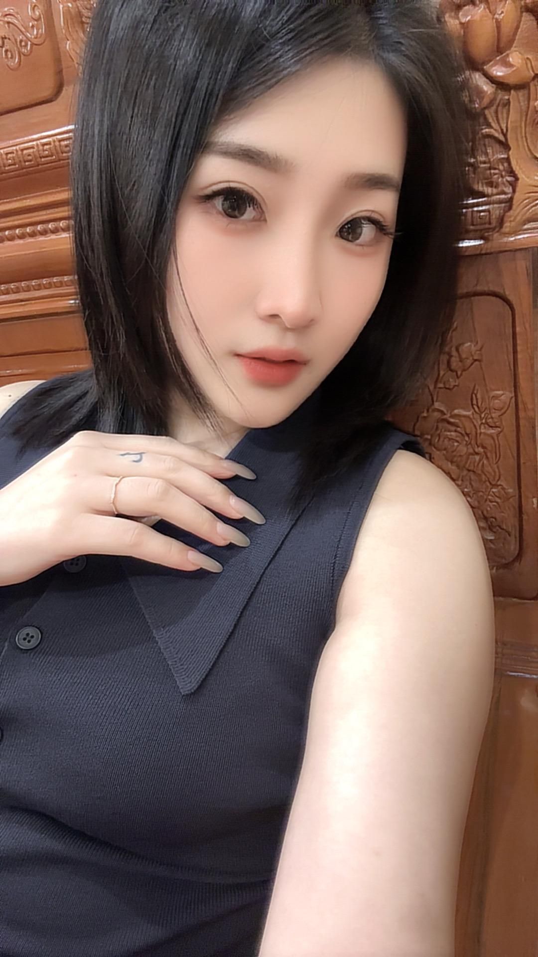 noisyclaw7515 : 凡夫俗子，你不想尝尝仙女的味道吗，别嘴硬了，亲上去都是软的，想做你怀里的猫，连睡觉都是在撒娇。❤️Babe