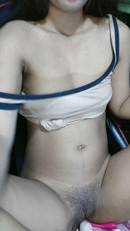 modelll : Stop teasing me… or I’ll sit on your lap and not move.”

中文：再逗我…我就坐你腿上不起来了哦。