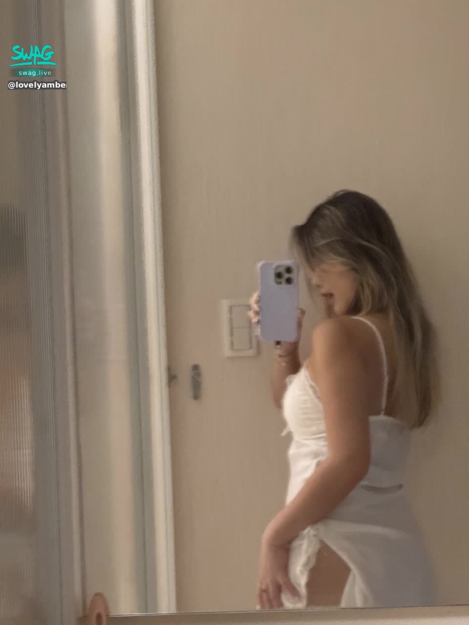lovelyamber : 能被各位喜愛著我很幸福😻
我重視你們的一句一話
所以想盡可能的讓各位開心
因為珍惜你們的陪伴
但抱歉 不夠強大 不夠堅強
總有人嘴上說很喜歡我
卻又一次次的用言語傷害我
這不是真的愛我
這是愛上了-想像中的我
這讓我精神受到折磨
身體跟精神健康出現紅燈 
我無法再開心的分享我的一切
我希望真的留下來的你們是真心的喜歡我的表演 喜歡我的一切
我並不完美 請各位拋開濾鏡擁抱真實的我  我不強求各位
惡語傷人心
我很感謝離開的人讓我明白留下的你們才是最真心的