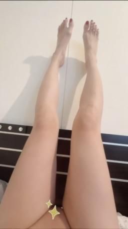 fifibee : 光著下半身抬腳😜不自覺就像要自己摸～