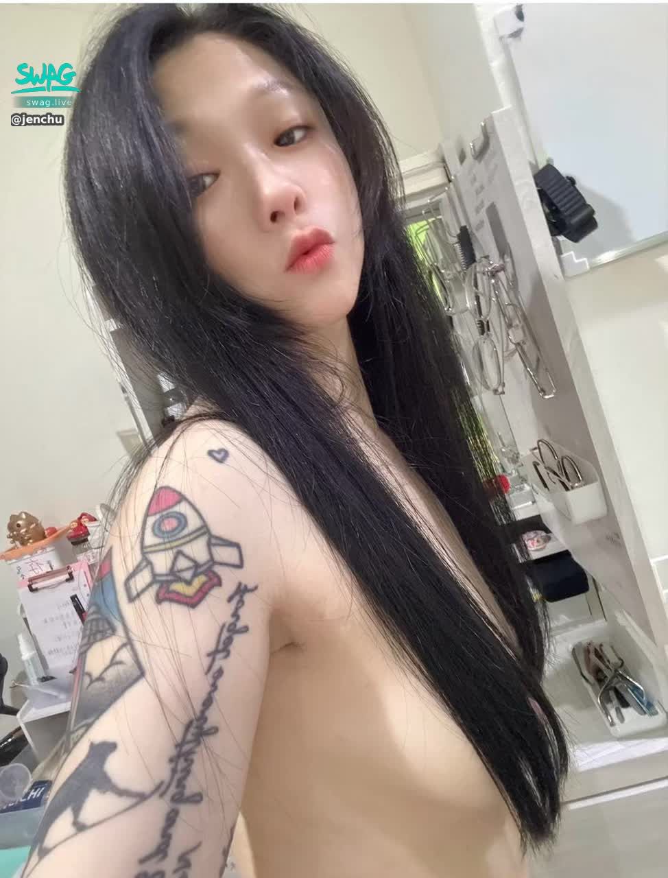 jenchu : 今天是什麼節日呀🥰怎麼還沒等到你開口對我說呢❗現在私訊我：貝貝情人節快樂🌸你會得到一份驚喜呦💦🔞 #全裸 #刺青 #露臉 #誘惑 #甜美 #素人 #可愛 #sexy #性感
