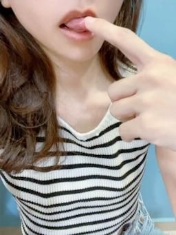 lizbaby : 舔手指誘惑，哥哥想要我這樣舔你的肉棒嗎？
#誘惑