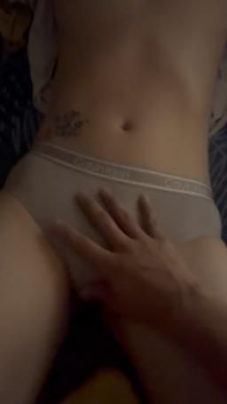 livybaby : 換我被隔著內褲搓陰蒂🔞💦