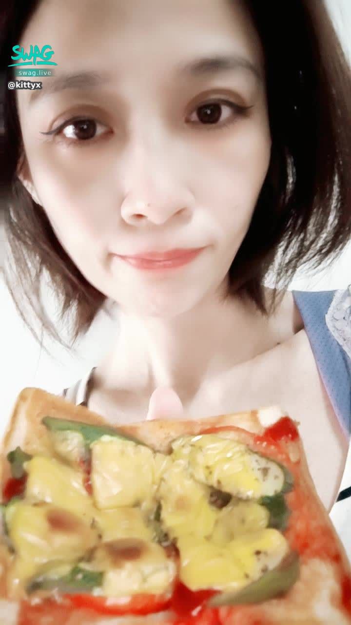 kittyx : 早上想吃什麼，想吃披薩吐司嗎？Babe