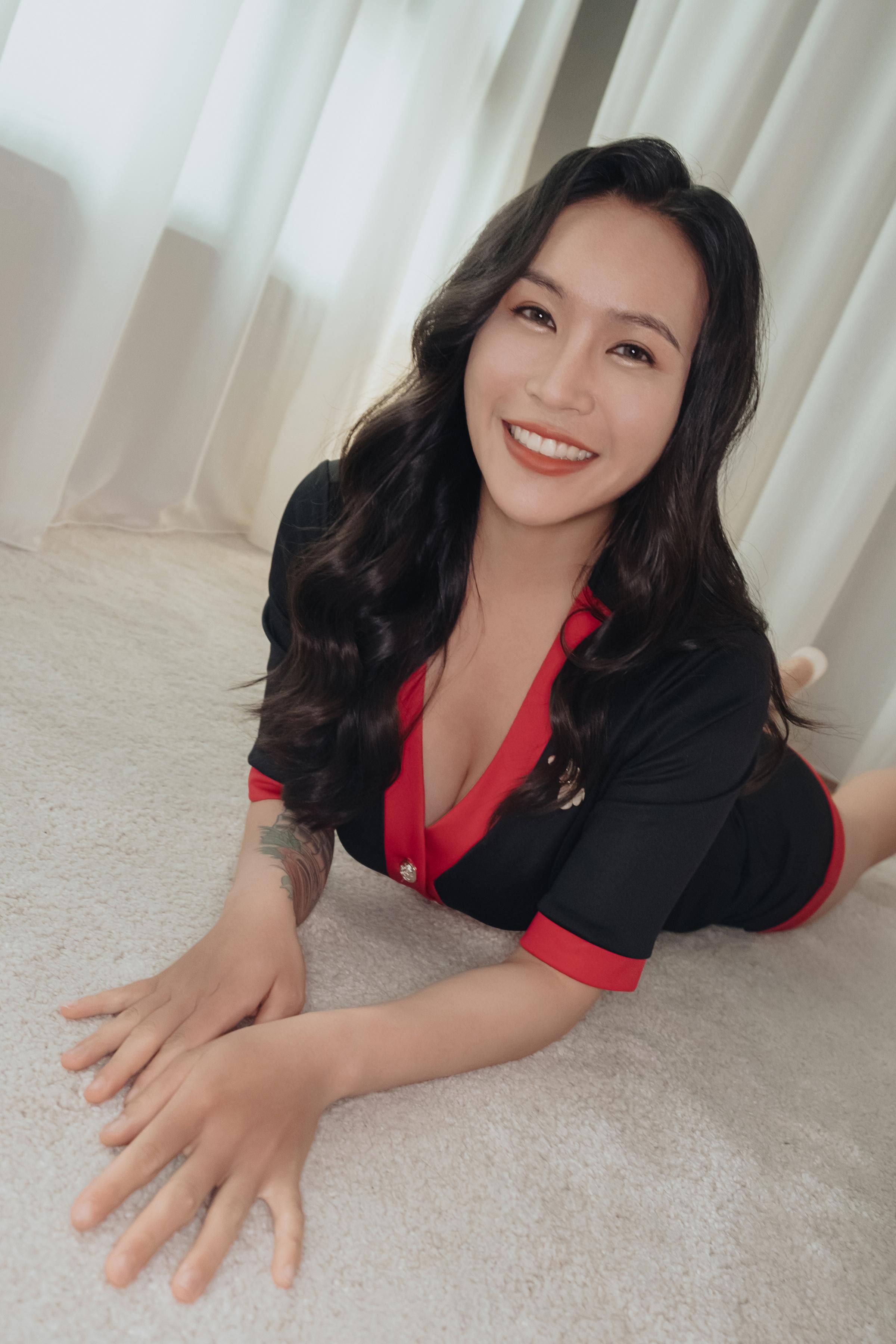 niasexybaby : E奶混血美容師說她有「私密手技」專治壓力大的人