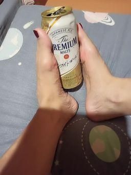 yourleye : 足控哥哥弟弟❤️你看蕾伊當你的置酒架，可以嘛~🤭💕