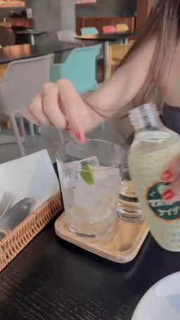 yourleye : 下午茶時刻，哥哥弟弟快來🌹~~蕾伊給您做一杯冰涼的特調唷🍸