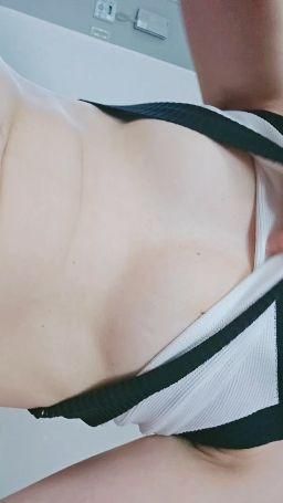 aileenn : 小米玩奶頭🤪