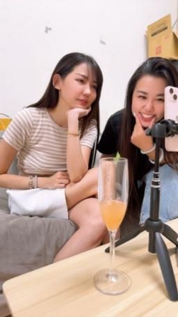 ladyyuan : 到閨蜜家挑戰勾引她老公實戰！跟閨蜜一起喝酒 看誰酒量比較好嘿嘿！順便問閨蜜對於老公身體出軌會不會有NTR反應😝😝（想看完整版私訊有10部超過30分鐘）
